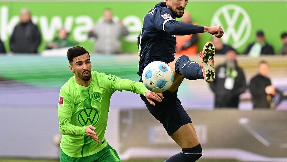 Wolfsburger Großchance: Bochums Erhan Masovic (r) klärt den Ball gerade noch rechtzeitig vor Mohamed Amoura.
