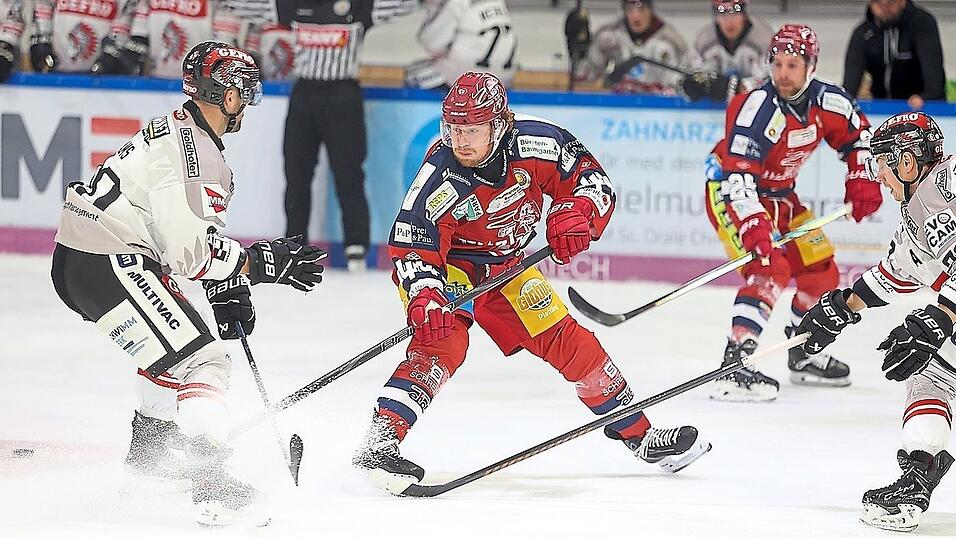 Deggendorfs Offensive um Marco Baßler (in rot) hatte in den fünf Spielen vor der Partie in Füssen 20 Tore erzielt, beim Schlusslicht aus dem Ostallgäu trafen die DSC-ler nur in der Verlängerung.