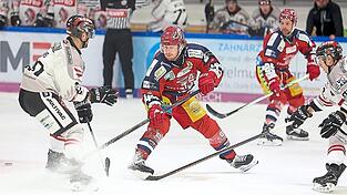 Deggendorfs Offensive um Marco Baßler (in rot) hatte in den fünf Spielen vor der Partie in Füssen 20 Tore erzielt, beim Schlusslicht aus dem Ostallgäu trafen die DSC-ler nur in der Verlängerung.