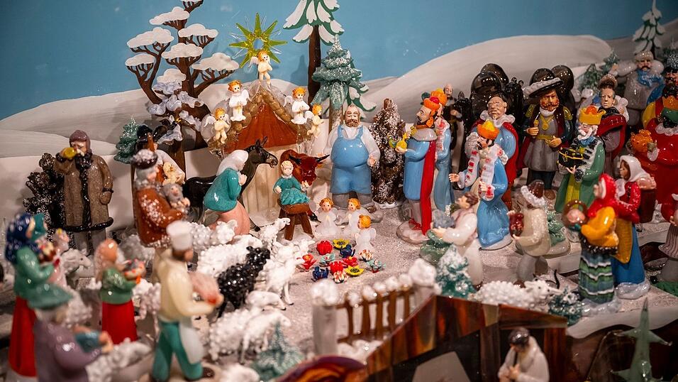 Großes Interesse haben Besucherinnen und Besucher an der böhmischen Glaskrippe. (Archivbild)