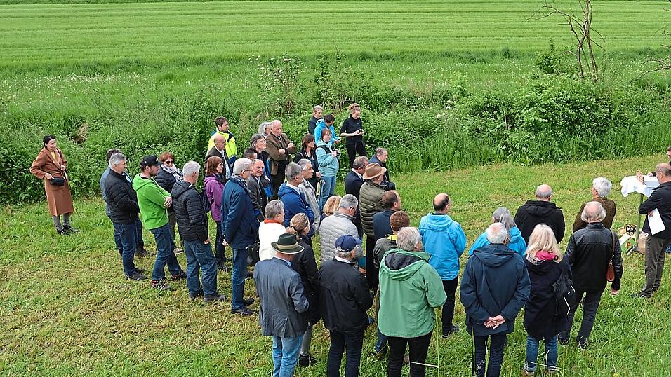 Auf der Naturschutzfläche westlich von Meilenhofen fand der Festakt zur Feier von 30 Jahre Biotopverbund Mainburg statt, zu dem Bürgermeister Helmut Fichtner die rund 50 Gäste begrüßte.