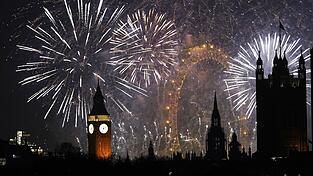 Mehr als Hunderttausend Menschen haben das neue Jahr mit einem Mega-Feuerwerk in London begr&uuml;&szlig;t.