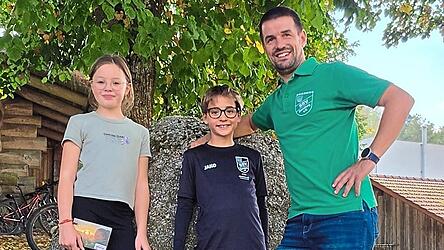 Paul Irrgang (Bildmitte) siegte beim Fu&szlig;ball-Dart f&uuml;r alle Altersgruppen. Platz zwei belegte Tim Kovarik (nicht auf dem Bild) und Platz drei Emily Drasch (links). Rechts ist Organisator Christian Hirschberger zu sehen.