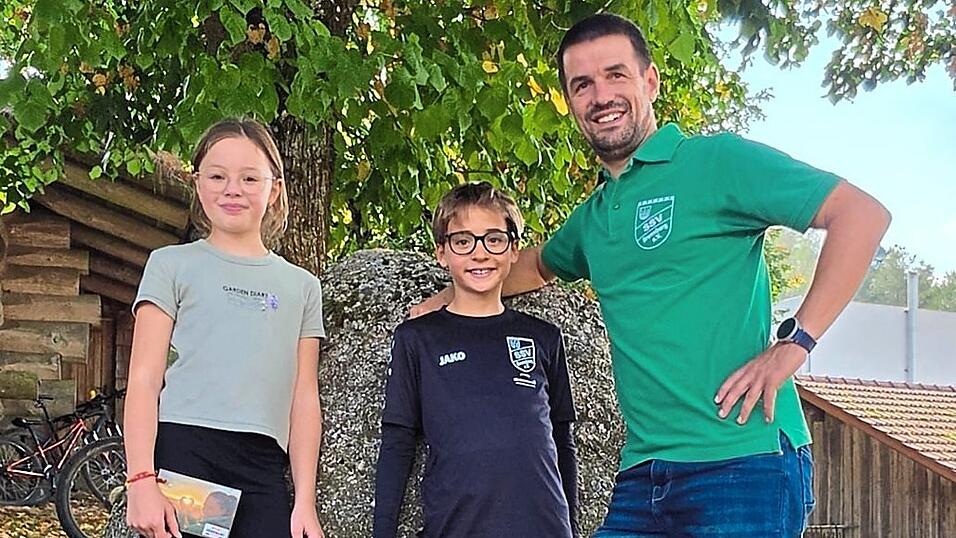 Paul Irrgang (Bildmitte) siegte beim Fußball-Dart für alle Altersgruppen. Platz zwei belegte Tim Kovarik (nicht auf dem Bild) und Platz drei Emily Drasch (links). Rechts ist Organisator Christian Hirschberger zu sehen. Paul Irrgang (Bildmitte) siegte beim Fußball-Dart für alle Altersgruppen. Platz zwei belegte Tim Kovarik (nicht auf dem Bild) und Platz drei Emily Drasch (links). Rechts ist Organisator Christian Hirschberger zu sehen.