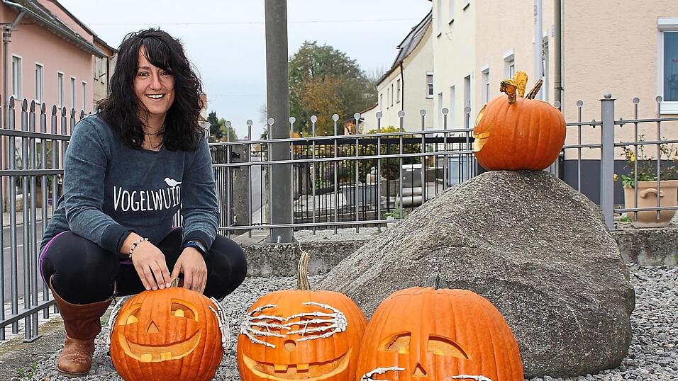 'Nichts sehen, nichts hören, nichts sagen': Frisch geschnitzt sind die drei Kürbis-Affen. Karin Zoschke präsentiert die neuen Gestalten. 'Nichts sehen, nichts hören, nichts sagen': Frisch geschnitzt sind die drei Kürbis-Affen. Karin Zoschke präsentiert die neuen Gestalten.