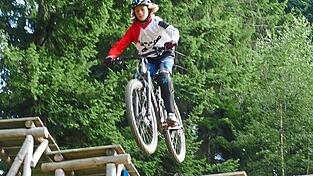 Der Sprung mit dem Fahrrad über eine Rampe muss gut geübt sein, vor allen Dingen die Landung. Der Sprung mit dem Fahrrad über eine Rampe muss gut geübt sein, vor allen Dingen die Landung.