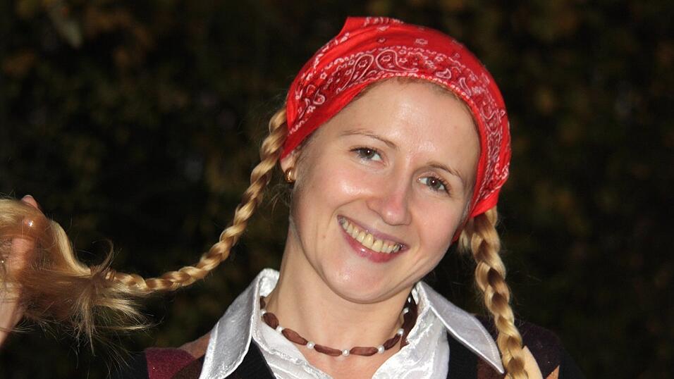 Inga als 'Rot-Z&ouml;pfchen im finsteren Wald'. (Foto: Pfeffer)