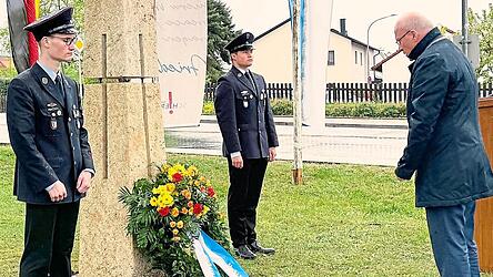 Beim Gedenken zur Errettung aus Kriegsnot verneigte sich Bürgermeister Christian Kiendl am Gedenkstein aus Dankbarkeit für das große Glück, das in Schierling vor 80 Jahren Einzug gehalten hat.