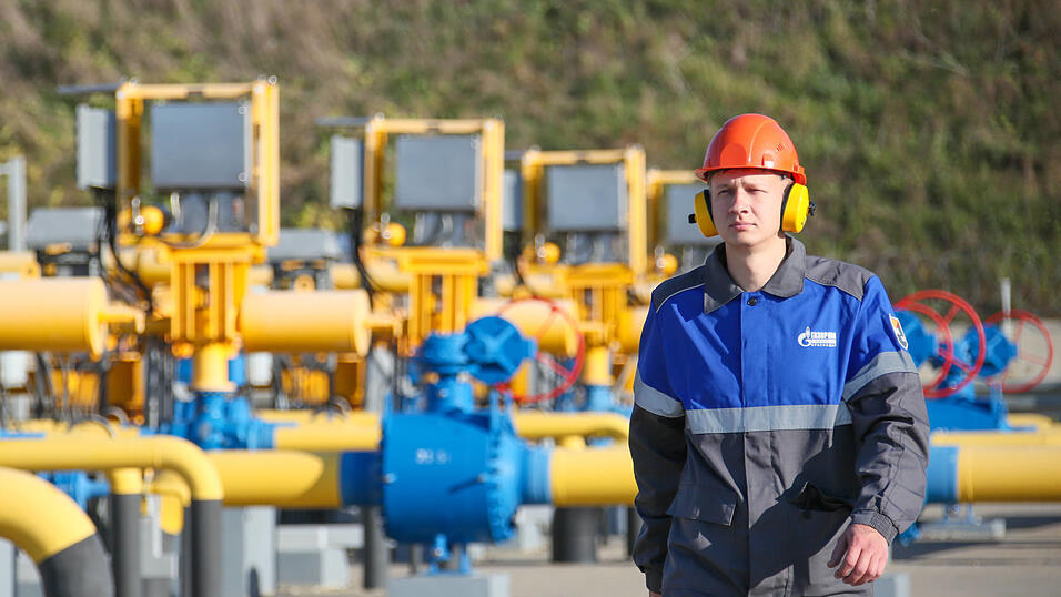 Neben dem Stopp von Lieferungen sollen nach dem Willen der EU-Kommission auch Dienstleistungen für den Import von Flüssigerdgas (LNG) unterbunden werden.