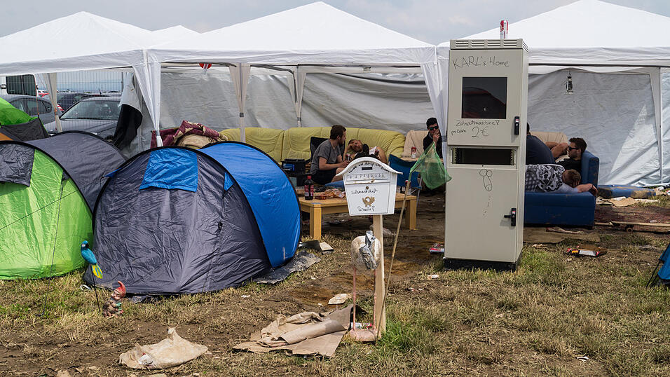 Auf dem Campingplatz lassen es die Pfingst-Open-Air-Besucher richtig krachen, aufgenommen von Regina H&ouml;lzel am Freitag.