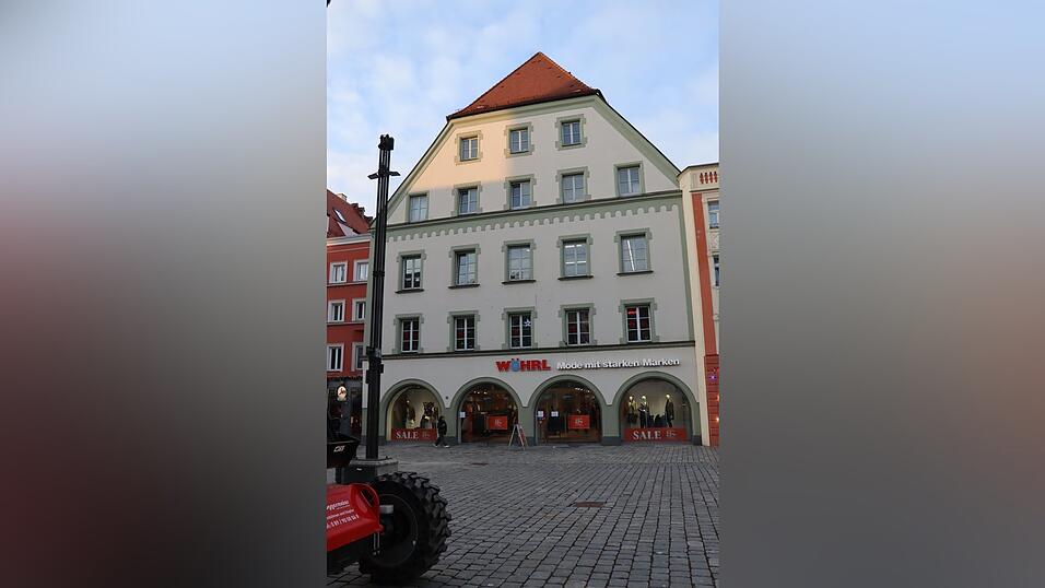 Das Modehaus W&ouml;hrl am Ludwigsplatz.