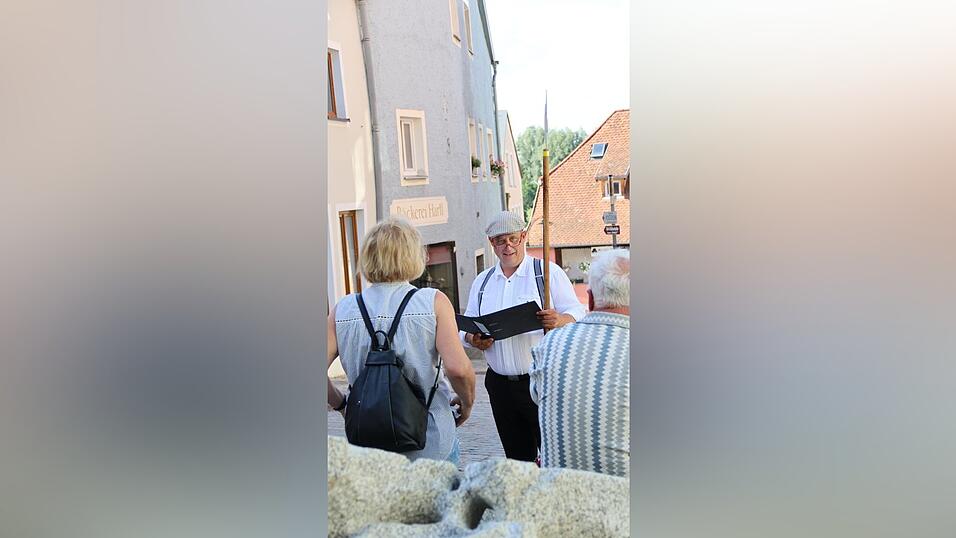 Bestens angenommen: die historische Wirtshaustour durch die Innenstadt, aufgrund des Zulaufs aufgeteilt auf mehrere Gruppen. Bestens angenommen: die historische Wirtshaustour durch die Innenstadt, aufgrund des Zulaufs aufgeteilt auf mehrere Gruppen.