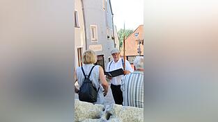 Bestens angenommen: die historische Wirtshaustour durch die Innenstadt, aufgrund des Zulaufs aufgeteilt auf mehrere Gruppen. Bestens angenommen: die historische Wirtshaustour durch die Innenstadt, aufgrund des Zulaufs aufgeteilt auf mehrere Gruppen.