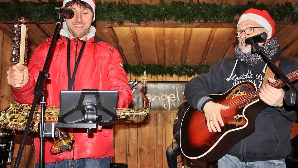 Der idyllische Christkindlmarkt in der Freyung in Landshut zählt zu den schönsten Christkindlmärkten Bayerns. Bei eisigen Temperaturen ist dort insbesondere die Glühwein-Alm natürlich heiß begehrt. Der idyllische Christkindlmarkt in der Freyung in Landshut zählt zu den schönsten Christkindlmärkten Bayerns. Bei eisigen Temperaturen ist dort insbesondere die Glühwein-Alm natürlich heiß begehrt.