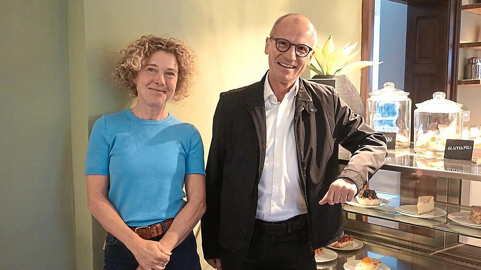 Heidi Ferst und Pfarrer Roman Gerl freuen sich über den Erfolg.