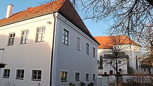 Der alte Pfarrhof wird wieder ein pastorales Zentrum; im Hintergrund die Pfarrkirche Maria Immaculata. Der alte Pfarrhof wird wieder ein pastorales Zentrum; im Hintergrund die Pfarrkirche Maria Immaculata.