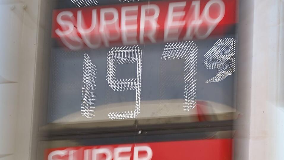 Vereinzelt lassen sich Spritpreise unter 2 Euro bereits finden - noch sind sie aber die Ausnahme. (Archivbild)