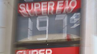 Vereinzelt lassen sich Spritpreise unter 2 Euro bereits finden - noch sind sie aber die Ausnahme. (Archivbild)