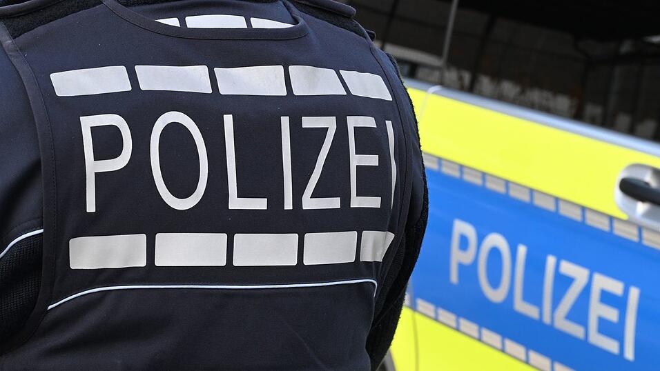 Zwei Polizisten werden verletzt, als sie einen Streit schlichten wollen. (Symbolbild) Zwei Polizisten werden verletzt, als sie einen Streit schlichten wollen. (Symbolbild)