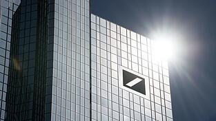 Die Deutsche Bank hat ihr Netz an Geldautomaten auf Vordermann gebracht (Archivbild)