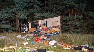 Vom Wohnmobil bleibt ein Trümmerhaufen zurück.
