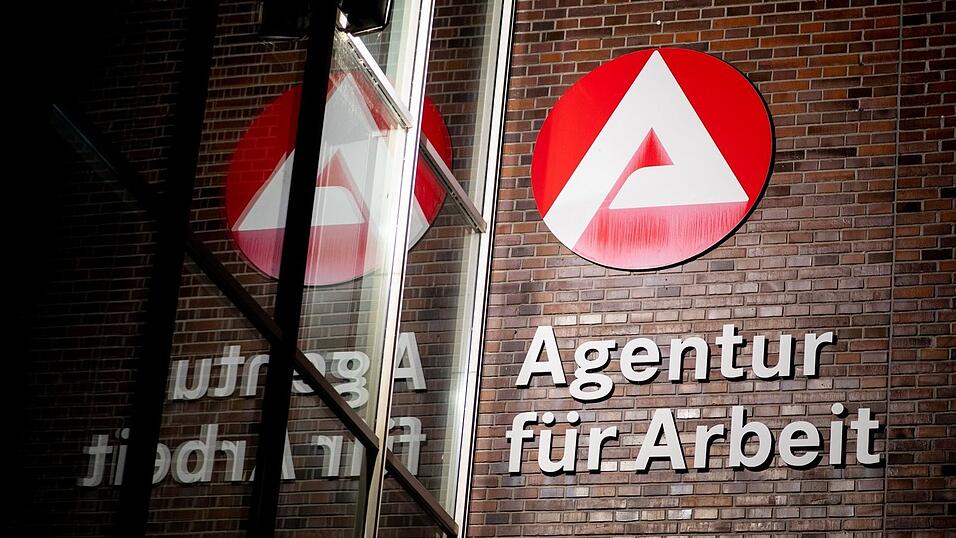 Laut Bundesagentur für Arbeit liegt die Zahl der Bürgergeld-Betrugsfälle bis zum August 2025 bereits bei 293. Laut Bundesagentur für Arbeit liegt die Zahl der Bürgergeld-Betrugsfälle bis zum August 2025 bereits bei 293.