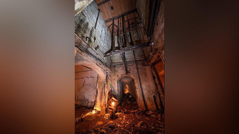 Der Keller der Redlbacher-Brauerei, einer der bekanntesten Bierlager und Gastwirtschaften in Straubing, wurde 2020 abgerissen. Jahrzehntelang lagerten hier F&auml;sser voller Bier.
