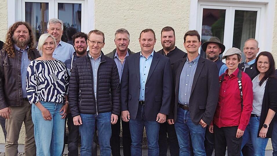 Der neue Kr&ouml;ninger Gemeinderat setzt sich aus folgenden Mitgliedern zusammen (von links): Thomas Kaspar, Andreas Ziegler, Heike Schwab, Anton Kaspar, Andreas Hauer, Prof. Dr. Hermann Englberger, Wilhelm Finkenzeller, Andreas M&auml;rkl, Matthias H&ouml;gl, Andreas Finsterer, Robert Wippenbeck, Katharina Larg&eacute;, Franz-Josef Weis, Agathe Ungar und Robert Schmid.