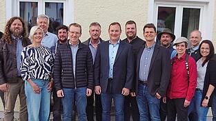 Der neue Kr&ouml;ninger Gemeinderat setzt sich aus folgenden Mitgliedern zusammen (von links): Thomas Kaspar, Andreas Ziegler, Heike Schwab, Anton Kaspar, Andreas Hauer, Prof. Dr. Hermann Englberger, Wilhelm Finkenzeller, Andreas M&auml;rkl, Matthias H&ouml;gl, Andreas Finsterer, Robert Wippenbeck, Katharina Larg&eacute;, Franz-Josef Weis, Agathe Ungar und Robert Schmid.