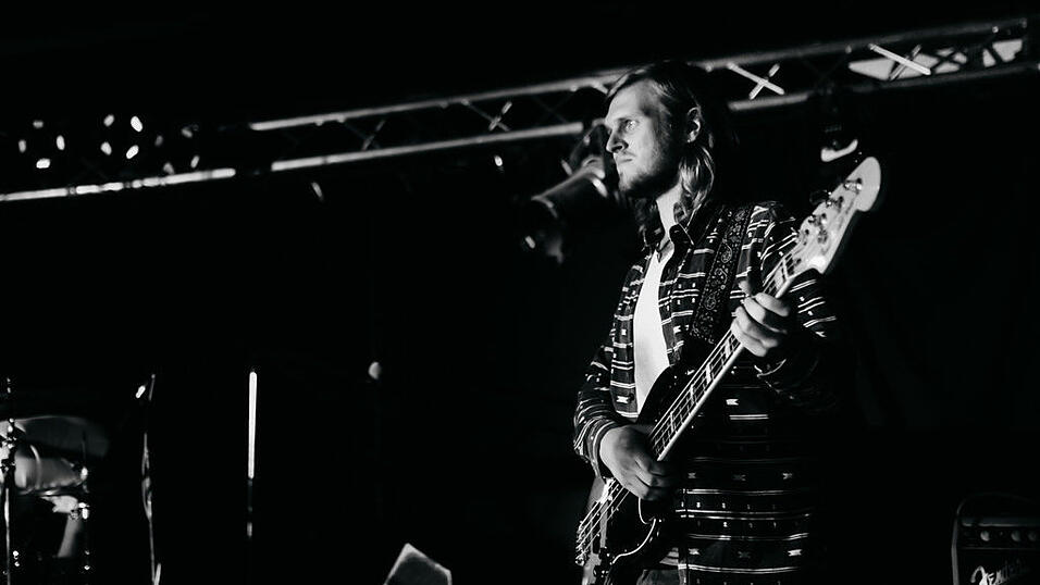 Felix Loidl, aus Schwindegg, Bassgitarre - Wie hast du dein Instrument gelernt? Zwei Jahre Unterricht in klassischer Gitarre als Kind. Mit 16 bin ich auf Bass umgestiegen. Musikmachen mit 'Compas' bedeutet f&uuml;r dich? Entspannung und Kreativit&auml;t. Die vielen Stunden im Bandraum vergehen wie im Flug. Die musikalische Harmonie zwischen uns ist ein riesiger Antrieb. H&ouml;rst du privat Platten, CDs oder MP3? Daheim h&ouml;re ich haupts&auml;chlich Platten und CDs, unterwegs und am Handy auch mal MP3. Welche Konzerterinnerung verursacht noch jetzt G&auml;nsehaut bei dir? Unser Konzert im Silo1 in T&ouml;ging. Das war ein super Gig vor heimischem Publikum in dem Laden, in dem ich seit Jahren selbst gerne auf Konzerte gehe. Was macht f&uuml;r dich Michael aus? Der Stille in der Band.
