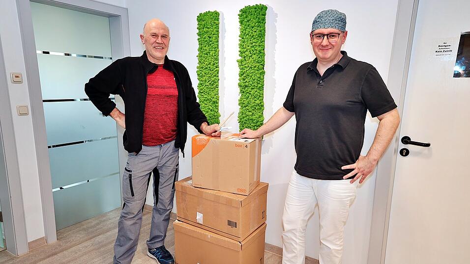 Gerhard Hofmeister (l.) ist von Thomas Kasparbauer bei der Beschaffung der Zahnhygieneutensilien unterst&uuml;tzt worden.