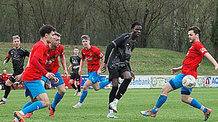 Mit dem 3:0 gegen Regenstauf beendete der 1. FC Bad Kötzting (in Rot) eine Negativserie von fünf Niederlagen am Stück.