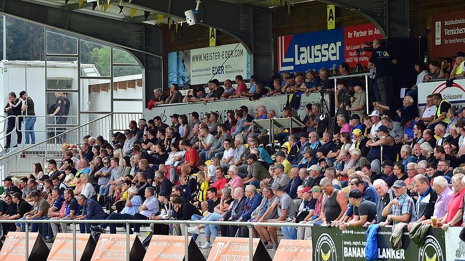Ab dem nächsten Heimspiel soll die neue Vereinshymne durchs Manfred-Zollner-Stadion hallen. Ab dem nächsten Heimspiel soll die neue Vereinshymne durchs Manfred-Zollner-Stadion hallen.