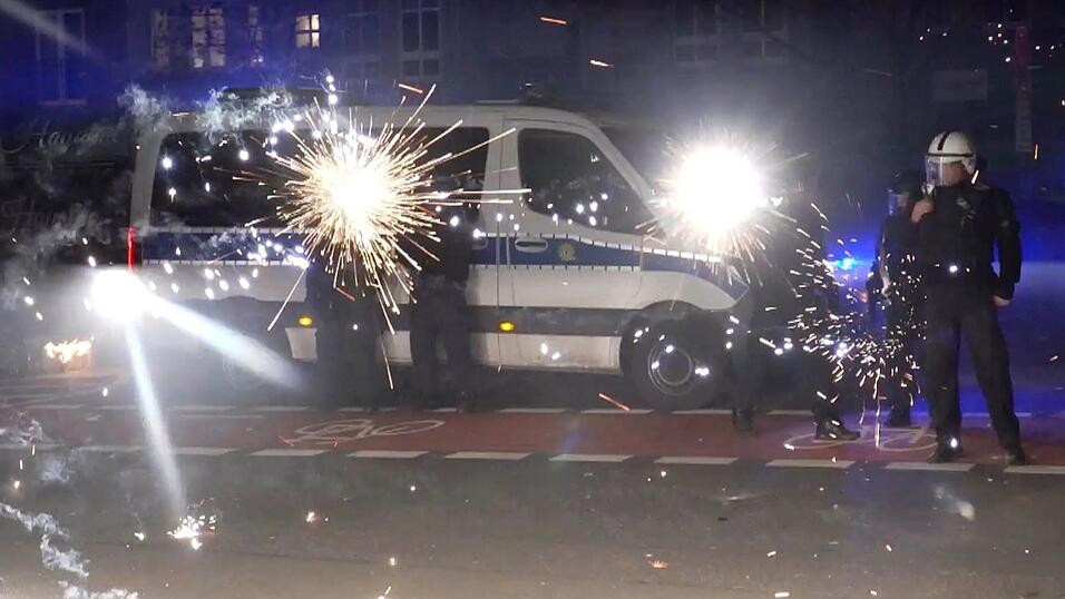 Angriffe zu Silvester auf Beamte sorgen für Schlagzeilen - doch viele werden auch Opfer von Online-Beleidigungen.