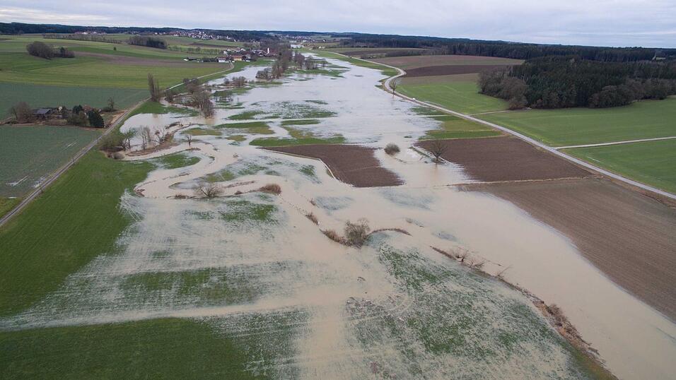 Durch den anhaltenden Regen und die Schneeschmelze war die Vils am Freitagmittag an einigen Stellen bei Vilsbiburg und Gerzen &uuml;ber die Ufer getreten. Einige Strassen waren somit nicht mehr passierbar und mussten gesperrt werden.