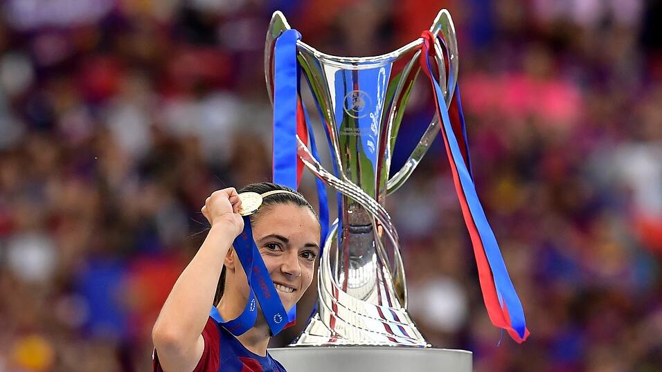 Titelsammlerin: Die dreimalige Weltfußballerin Aitana Bonmatí holte den Silberpokal mit Barça schon viermal. (Archivbild) Titelsammlerin: Die dreimalige Weltfußballerin Aitana Bonmatí holte den Silberpokal mit Barça schon viermal. (Archivbild)