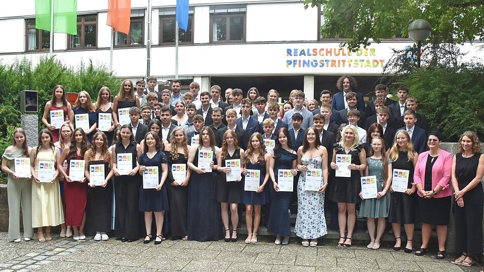 69 Absolventen der Realschule der Pfingstrittstadt freuten sich &uuml;ber einen gelungenen Schulabschluss.
