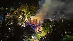 Das ehemals prächtige Jagdschloss gleicht nach dem Brand eher einer mittelalterlichen Burgruine.
