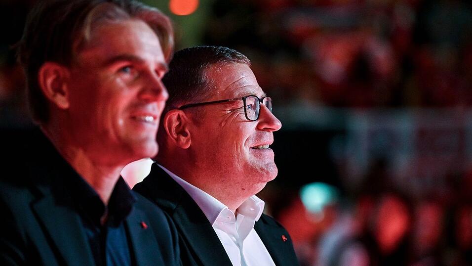 Bayerns Sportdirektor Christoph Freund (l) und Sportvorstand Max Eberl durften sich über viel Beifall freuen. Bayerns Sportdirektor Christoph Freund (l) und Sportvorstand Max Eberl durften sich über viel Beifall freuen.