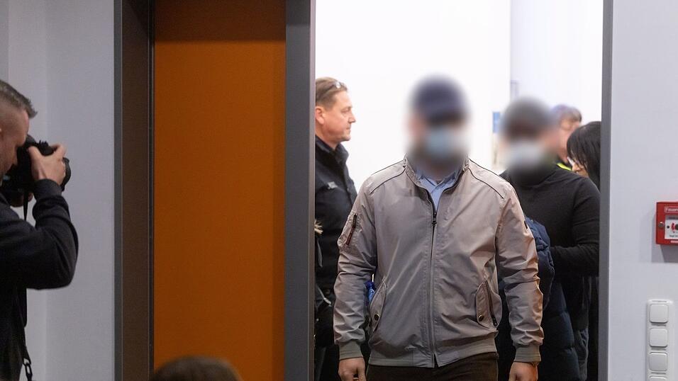 Die Angeklagten kommen zu Beginn des Revisionsverfahren im Fretterode-Prozess in den Gerichtssaal am Landgericht.