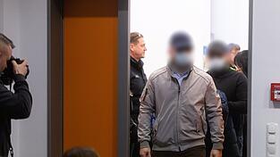 Die Angeklagten kommen zu Beginn des Revisionsverfahren im Fretterode-Prozess in den Gerichtssaal am Landgericht.