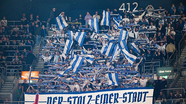 Fans der Straubing Tigers vor dem Spiel zwischen den Eisbren Berlin und den Straubing Tigers am 04.04.2026 in Berlin, Deutschland. (Foto von Marco Leipold / City-Press GmbH Bildagentur) Fans der Straubing Tigers vor dem Spiel zwischen den Eisbren Berlin und den Straubing Tigers am 04.04.2026 in Berlin, Deutschland. (Foto von Marco Leipold / City-Press GmbH Bildagentur)