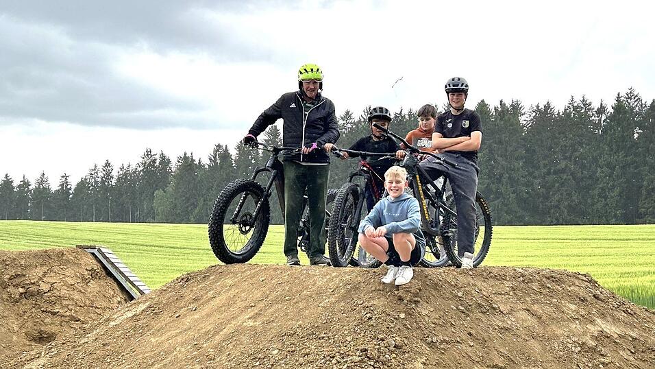 Bürgermeister Johann Ziegleder (links) eröffnet mit den Jungs den Dirtpark Bürgermeister Johann Ziegleder (links) eröffnet mit den Jungs den Dirtpark