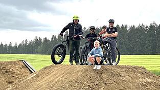 Bürgermeister Johann Ziegleder (links) eröffnet mit den Jungs den Dirtpark Bürgermeister Johann Ziegleder (links) eröffnet mit den Jungs den Dirtpark