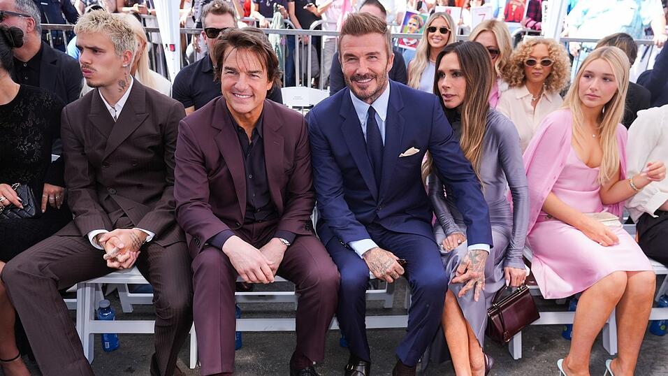 David Beckham erhielt einen Stern auf dem ber&uuml;hmten &laquo;Walk Of Fame&raquo; in Hollywood. Mit dabei: Sohn Romeo, Filmstar Tom Cruise, Ehefrau Victoria und Tochter Harper Seven.