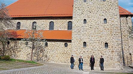 Außen ist bereits alles top, wie die Architekten Michael Kiener und Christian Schönberger (von links), Pfarrer Michael Reißer und Kirchenpfleger Markus Rauscher feststellen.