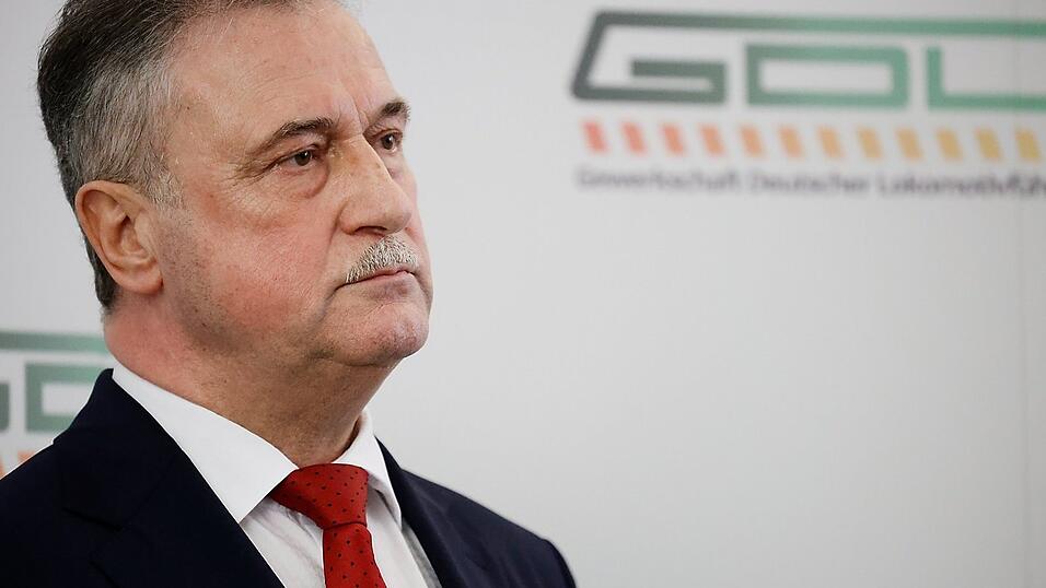 Claus Weselsky, Vorsitzender der Gewerkschaft Deutscher Lokomotivführer (GDL), spricht bei einer Pressekonferenz zu bevorstehenden Streiks. Claus Weselsky, Vorsitzender der Gewerkschaft Deutscher Lokomotivführer (GDL), spricht bei einer Pressekonferenz zu bevorstehenden Streiks.