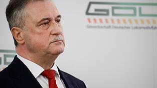 Claus Weselsky, Vorsitzender der Gewerkschaft Deutscher Lokomotivführer (GDL), spricht bei einer Pressekonferenz zu bevorstehenden Streiks. Claus Weselsky, Vorsitzender der Gewerkschaft Deutscher Lokomotivführer (GDL), spricht bei einer Pressekonferenz zu bevorstehenden Streiks.