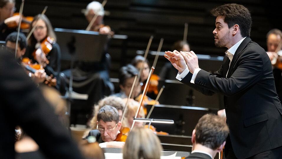 Lahav Shani soll im September 2026 offiziell übernehmen, tritt aber schon mit den Münchner Philharmonikern auf.
