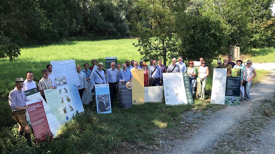 Vertreter der 13 beteiligten Vereine, Verbände und Institutionen stellen ihre Infotafeln für den neuen Moorrundweg Eglseer Moos vor. Vertreter der 13 beteiligten Vereine, Verbände und Institutionen stellen ihre Infotafeln für den neuen Moorrundweg Eglseer Moos vor.